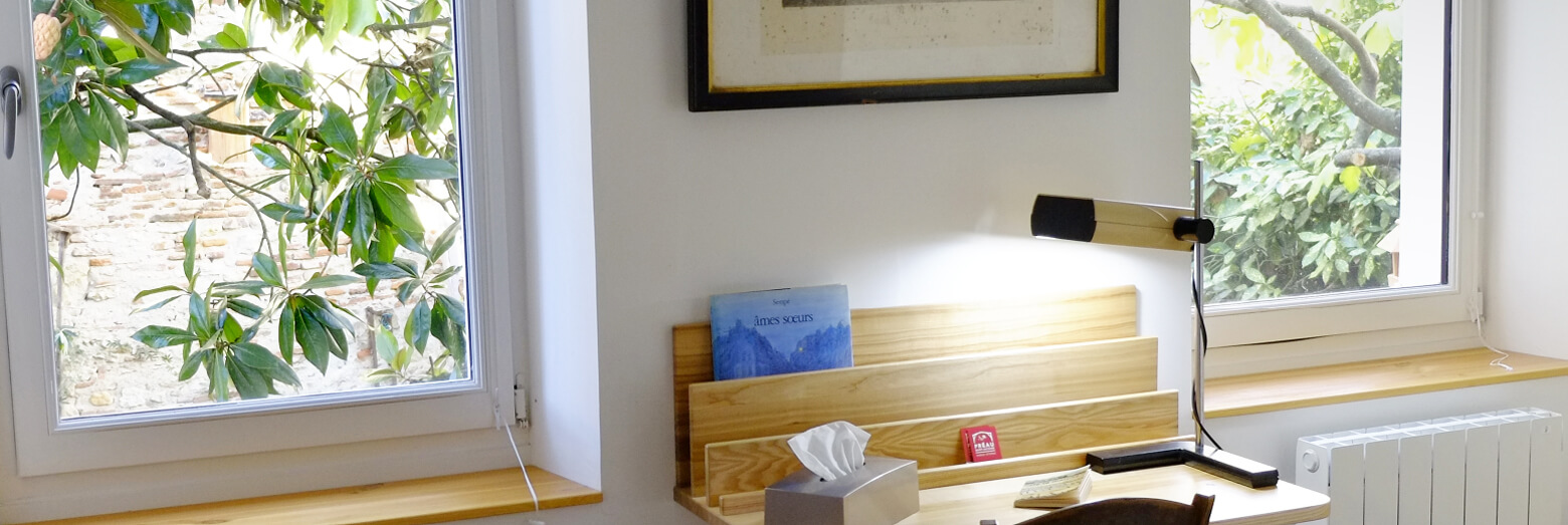 A desk in a room in Le Préau Saint-Jacques