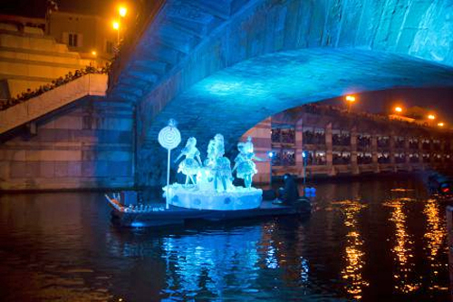 Le défilé des barques illuminées, la fête sur l'eau, inaugure le Carnaval vénitien de Castres