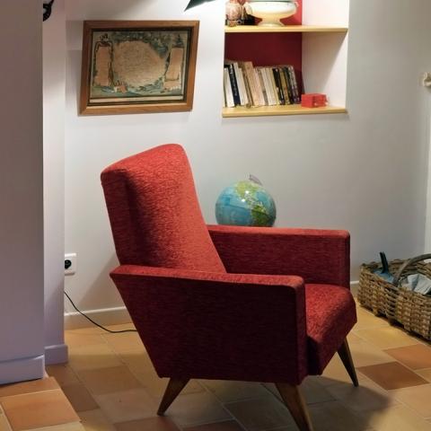 Un fauteuil du salon au Préau Saint-Jacques maison d'hôtes à Castres