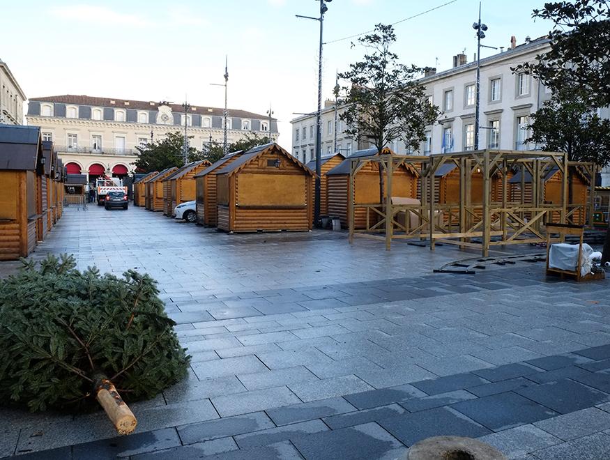 Les préparatifs du marché de Noël à Castres, à deux pas du Préau Saint-Jacques